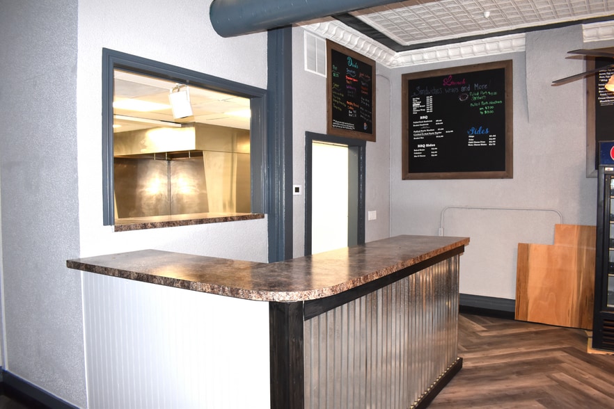 More Photos Of 80820 Main St, Memphis Storefront For Sale