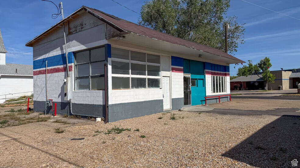 More Photos Of 100 W Geneva, East Carbon Convenience Store For Lease