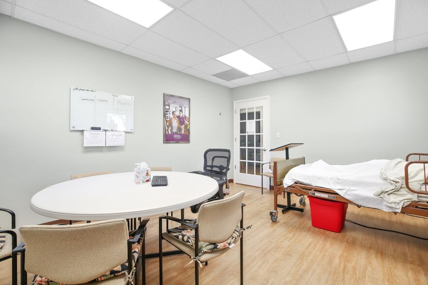 More Photos Of 107 Olde Greenwich Dr, Fredericksburg Office For Sale