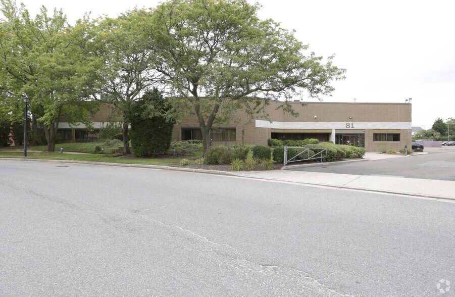 More Photos Of 81 Executive Blvd, Farmingdale Warehouse For Lease