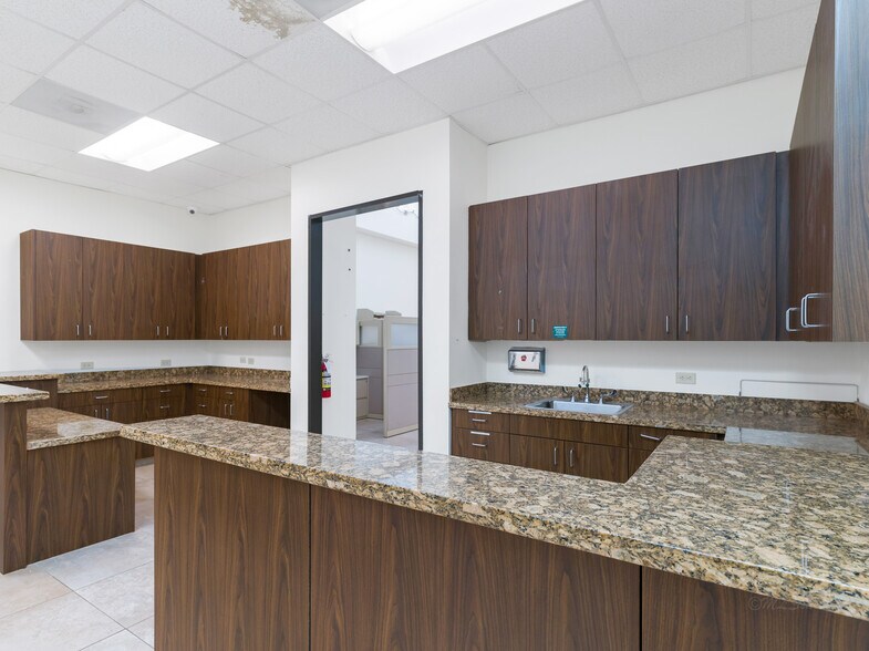 More Photos Of 714 S Peek Rd, Katy Medical For Lease