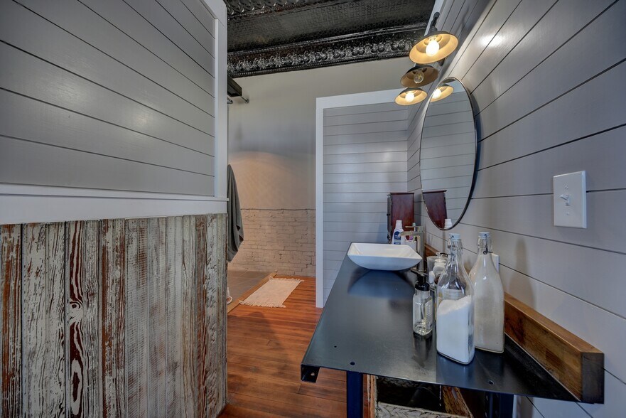 More Photos Of 103 N Main, Moulton Showroom For Sale