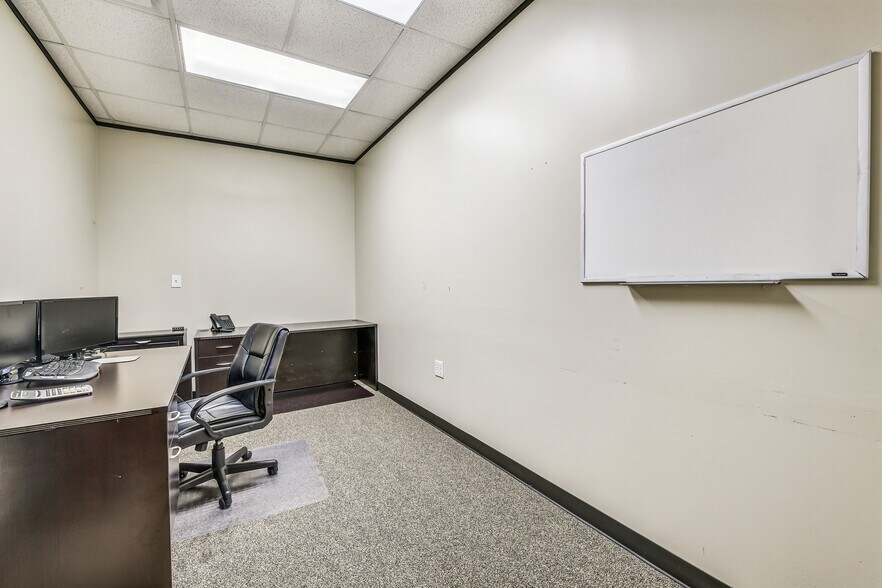 More Photos Of 2401 Parkwood Ave, Friendswood Office For Sale