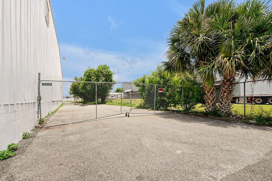 More Photos Of 11435 Rocket Blvd, Orlando Warehouse For Lease