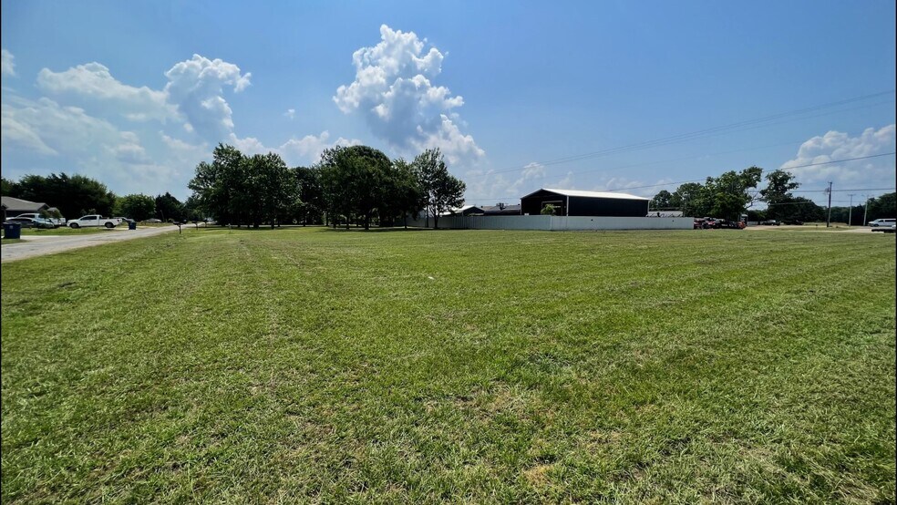 More Photos Of 2618 W Main St, Gun Barrel City Storefront For Sale
