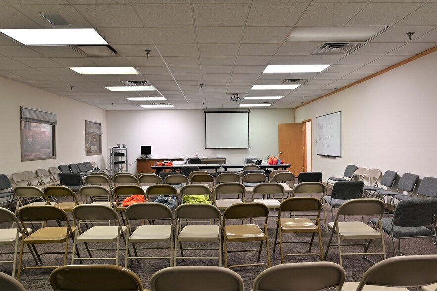 More Photos Of 225 N Daniels Way, Bloomington Refrigeration Cold Storage For Lease