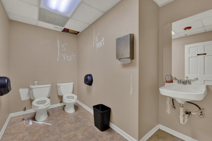 More Photos Of 139 E Hopkins St, San Marcos Bar For Sale