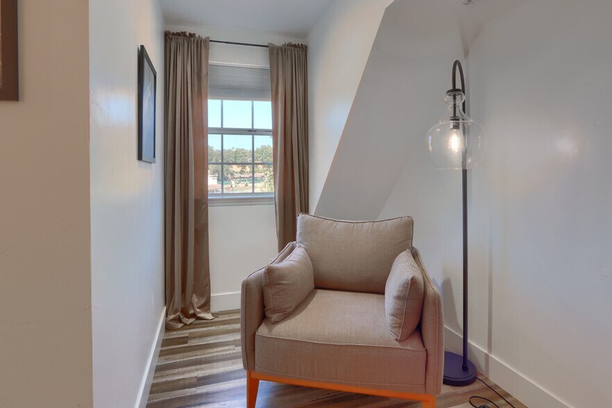 More Photos Of 49271 Golden Oak Loop, Oakhurst Hotel For Lease