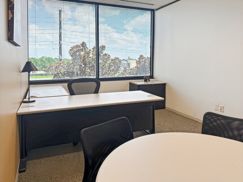 More Photos Of 14090 Southwest Fwy, Sugar Land Coworking Space