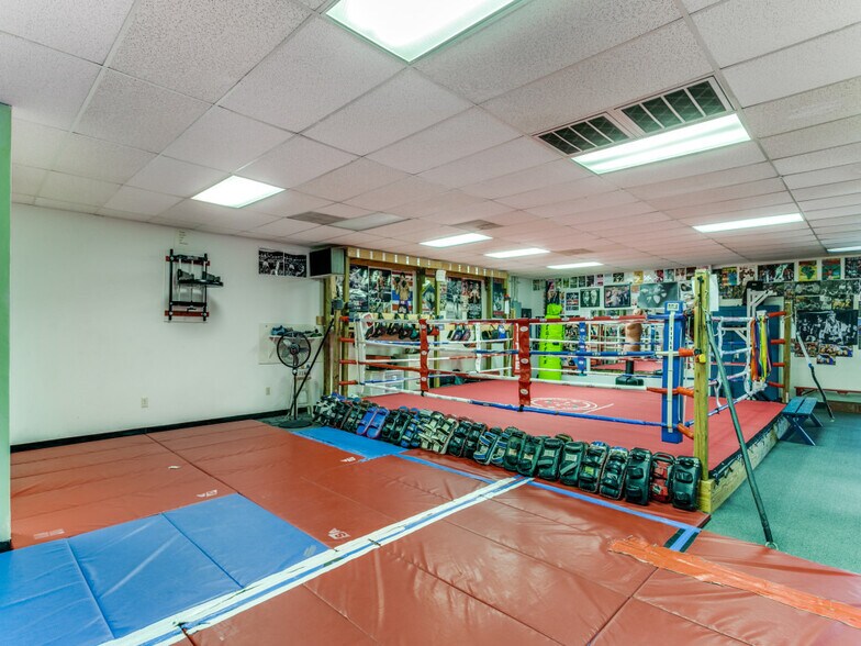 More Photos Of 10606 Shady Trl, Dallas Showroom For Sale