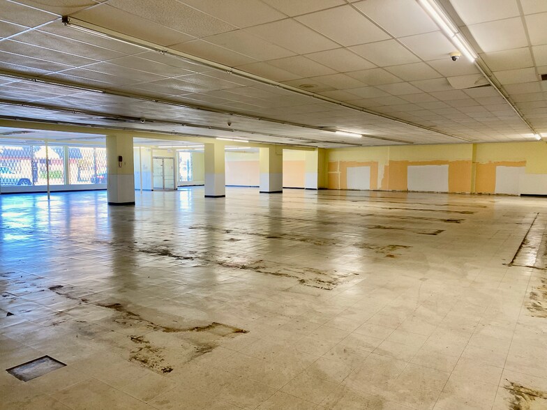 More Photos Of 5101 W Division St, Chicago Storefront For Lease