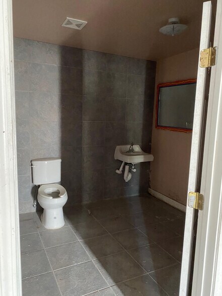 More Photos Of 1310 N ML King Jr Pky, Beaumont Light Manufacturing For Sale