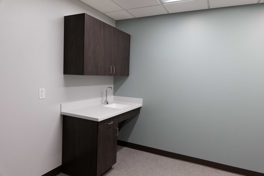 More Photos Of 17030 Lakeside Hills Plz, Omaha Medical For Lease