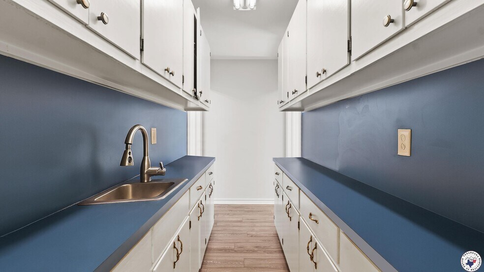 More Photos Of 901 N Kings Hwy, Wake Village Healthcare For Sale