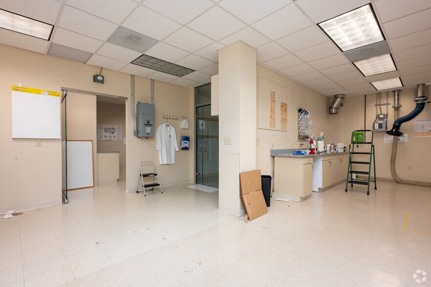 More Photos Of 204 Muirs Chapel Rd, Greensboro Office For Lease