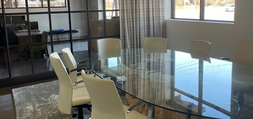 More Photos Of 1330 Turtle Creek Blvd, Dallas Distribution For Lease