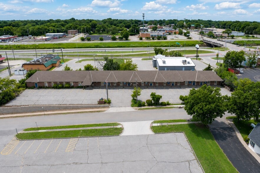 More Photos Of 13010 White Ave, Grandview Office For Lease