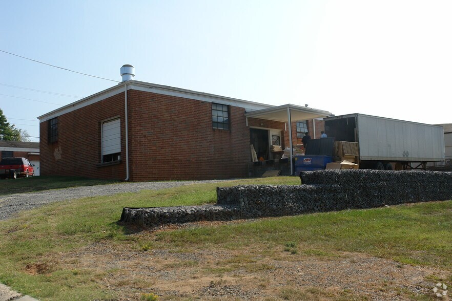 More Photos Of 415 Foster Ave, Charlotte Flex For Lease