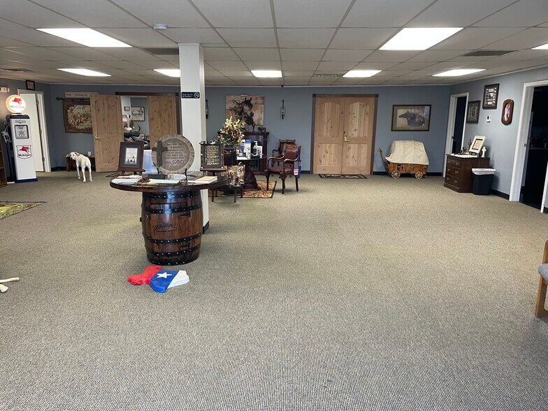 More Photos Of 1912 W Rendelman St, Marion Flex For Sale