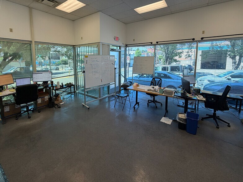 More Photos Of 711 SE Stark St, Portland Service For Lease