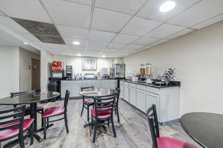 More Photos Of 138 Marsh Rd, Somerset Hotel For Sale