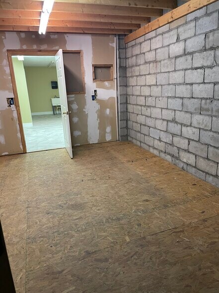 More Photos Of 304 Virginia Ave, Clarksville General Retail For Lease