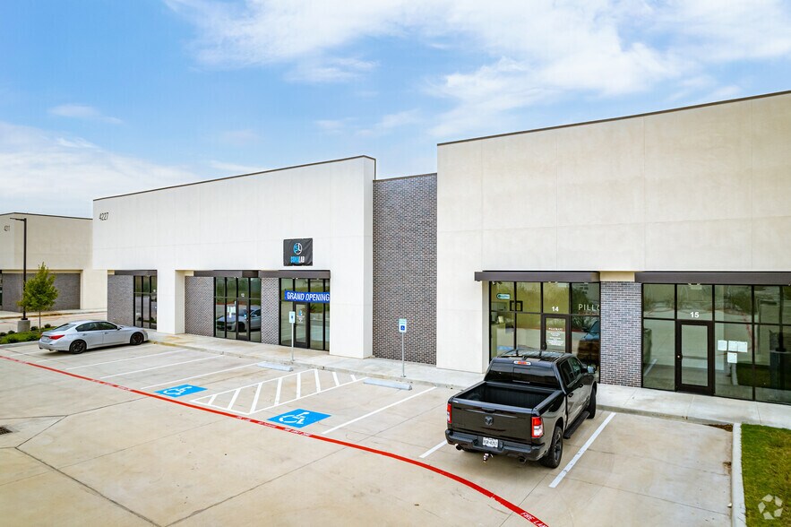 More Photos Of 4227 S Main St, Stafford Showroom For Lease