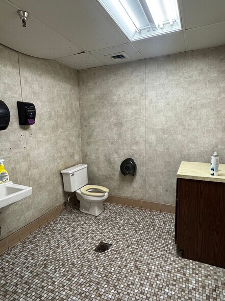 More Photos Of 623 Circle Dr, Iron Mountain Industrial For Sale