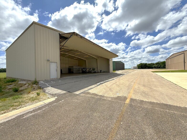 More Photos Of 501 Wright Brothers Dr, Georgetown Airplane Hangar For Sale
