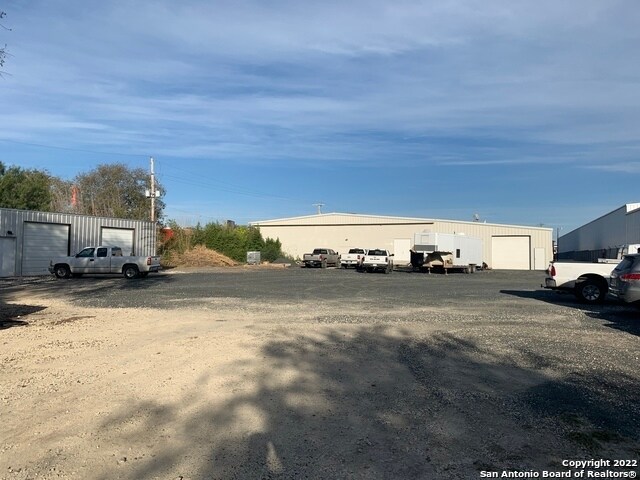 More Photos Of 2209 E Main St, Uvalde Storefront For Sale