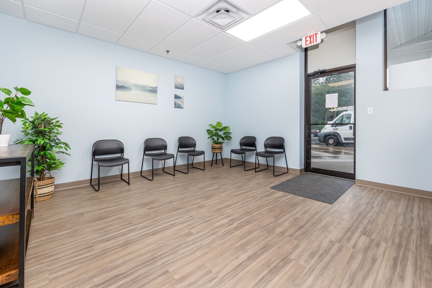 More Photos Of 18 Cedar St, Newington Storefront Retail Office For Lease