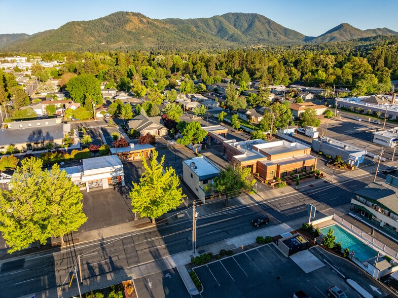 More Photos Of 735 SE 7th St, Grants Pass Office For Sale