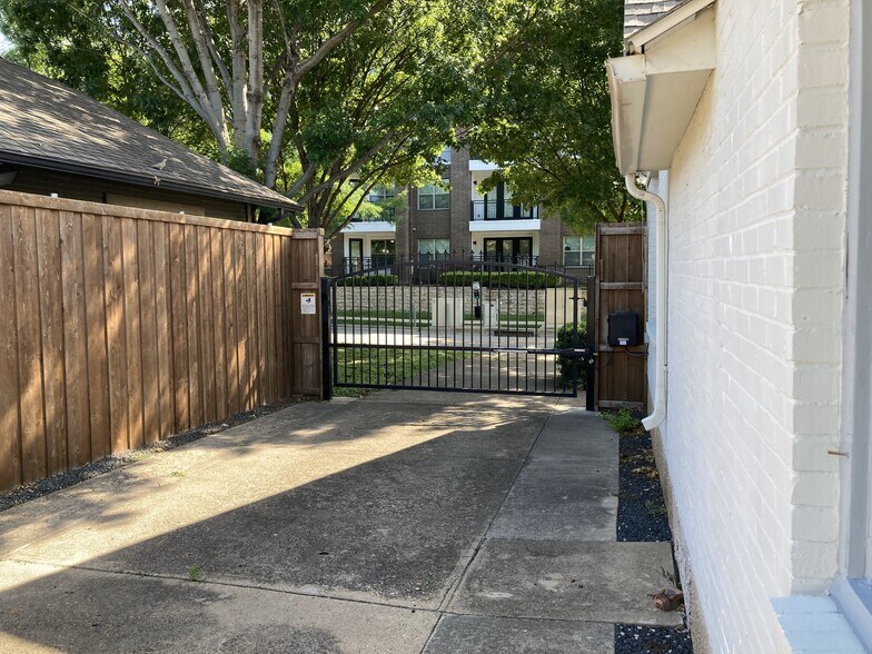 More Photos Of 4344 Congress Ave, Dallas Office For Sale