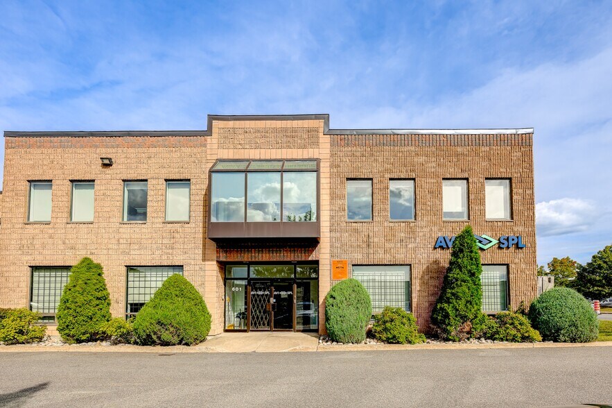 More Photos Of 601-623 Rue McCaffrey, Montréal Distribution For Lease