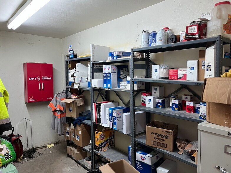 More Photos Of 1202 Cherokee St, Lindsay Auto Repair For Sale