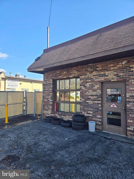 More Photos Of 1014 N Evergreen Ave, Woodbury Freestanding For Sale