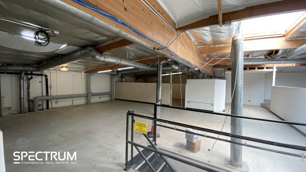 More Photos Of 7002 Sophia Ave, Van Nuys Showroom For Lease