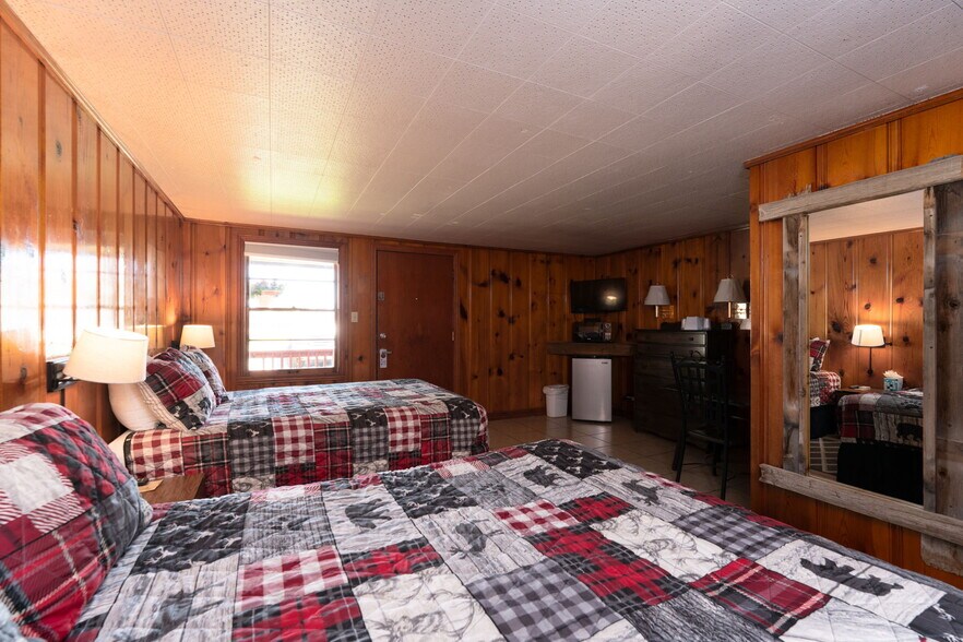 More Photos Of 1624 E Main St, Montrose Hotel For Sale