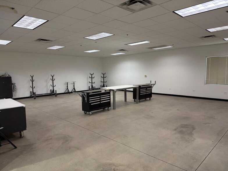 More Photos Of 1835 W Crest Ln, Phoenix Warehouse For Lease