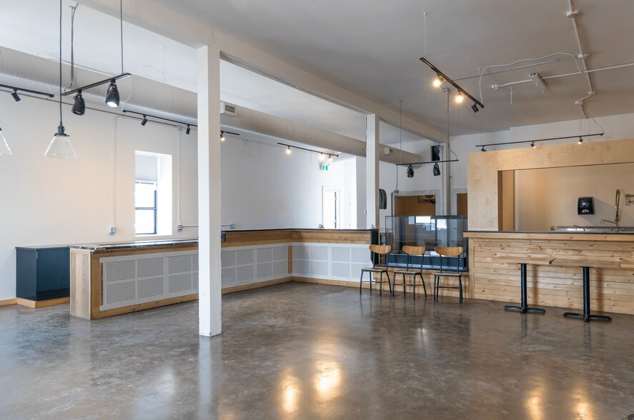 More Photos Of 417 Riverfront Av SE, Calgary Restaurant For Lease