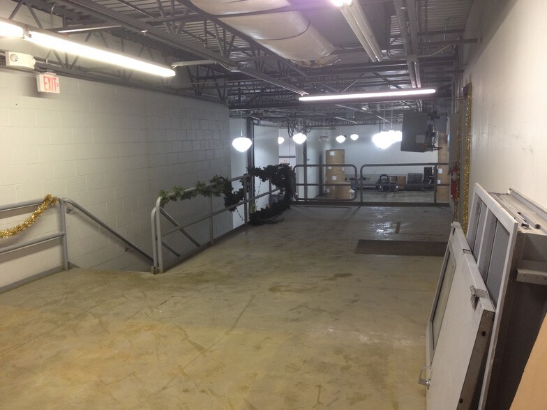 More Photos Of 27 Production Dr, Dover Distribution For Lease