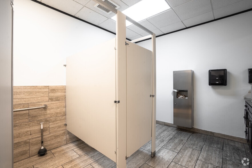 More Photos Of 10600 Corporate Dr, Stafford Warehouse For Lease