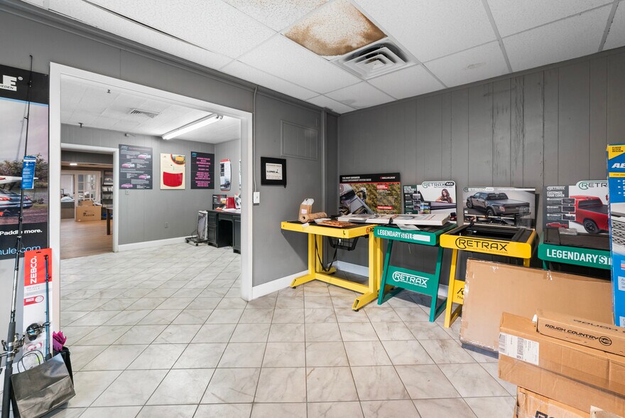 More Photos Of 580 Sw Broad St, Jesup Light Manufacturing For Sale