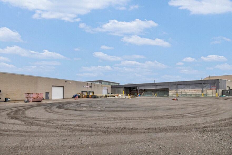 More Photos Of 4790 North Service Rd E, Windsor Distribution For Lease