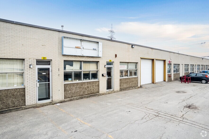 More Photos Of 5675 Boul des Grandes-Prairies, Montréal Warehouse For Lease