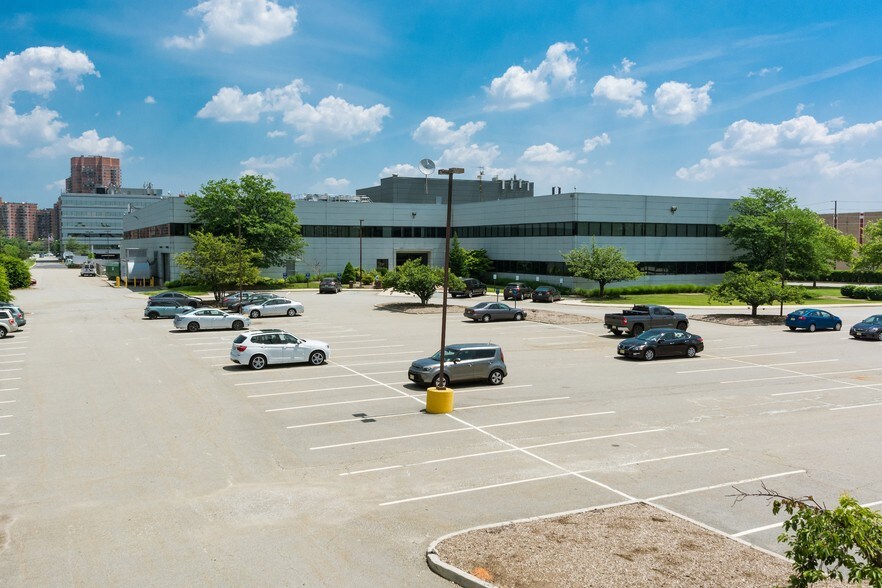More Photos Of 425 Meadowlands Pky, Secaucus Warehouse For Lease