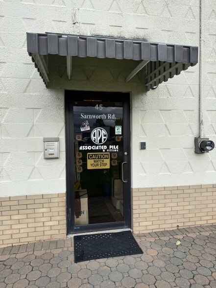 More Photos Of 45 Samworth Rd, Clifton Showroom For Lease