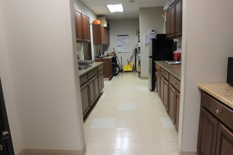 More Photos Of 9405 Huffmeister Rd, Houston Storefront Retail Office For Lease