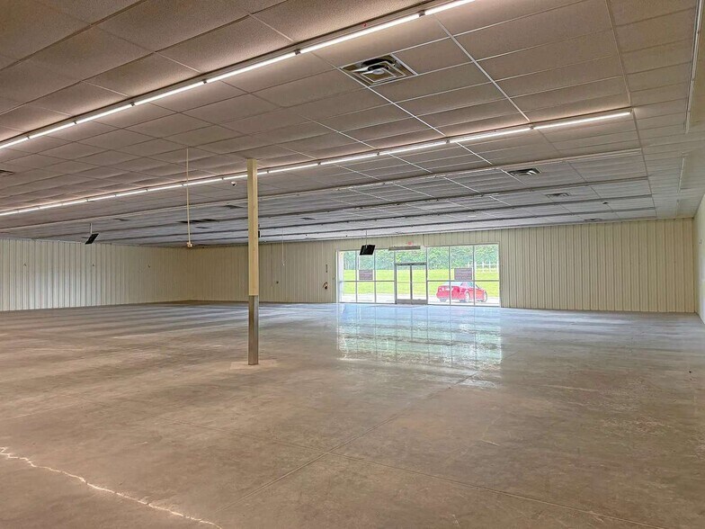More Photos Of 2040 Keavy, London Freestanding For Lease