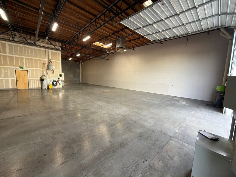 More Photos Of 7910 N Glen Harbor Blvd, Glendale Unknown For Lease